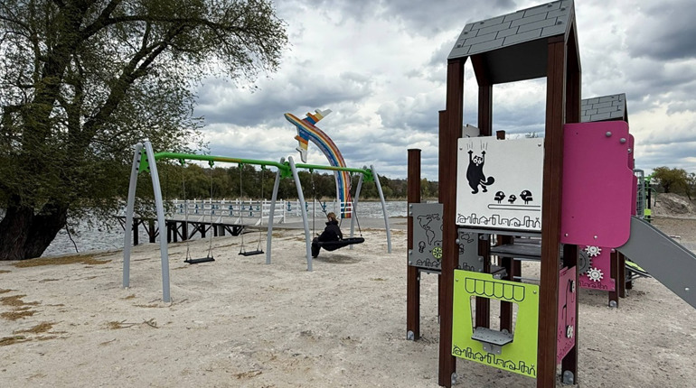 Чи витримають дитячі гойдалки підлітків: ситуація в Первомайську