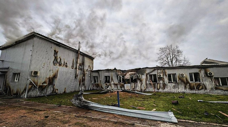 Росіяни вдарили по сільгосппідприємству, виникла пожежа. Фото наслідків