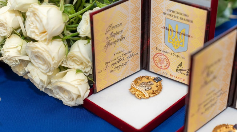 Двадцять одна жінка Кременеччини отримала звання «Мати-героїня»