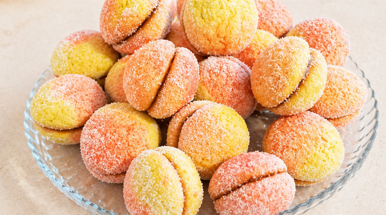 Тістечка «Персики» з вареним згущеним молоком: покроковий рецепт