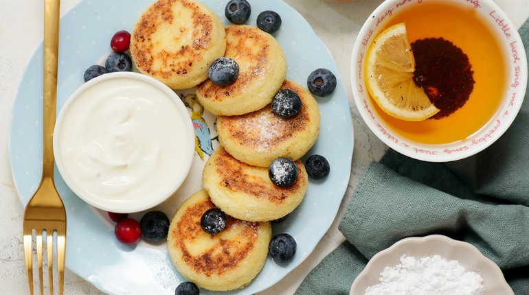 Пишні сирники з манкою: простий покроковий рецепт