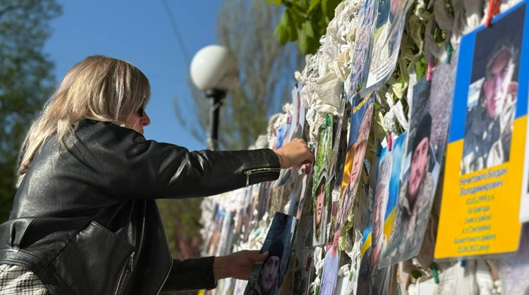 У Первомайську пройшла акція «Не мовчи. Полон вбиває!» Звільнені з полону, капелан та ті, хто очікує