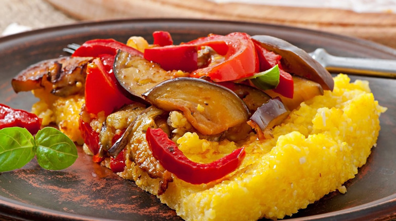 Полента з овочами та беконом: простий рецепт італійської страви