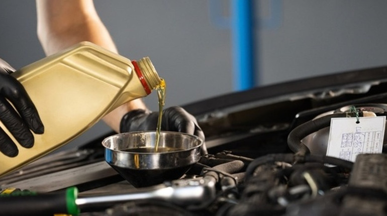 Як самостійно замінити оливу в авто: покрокова інструкція