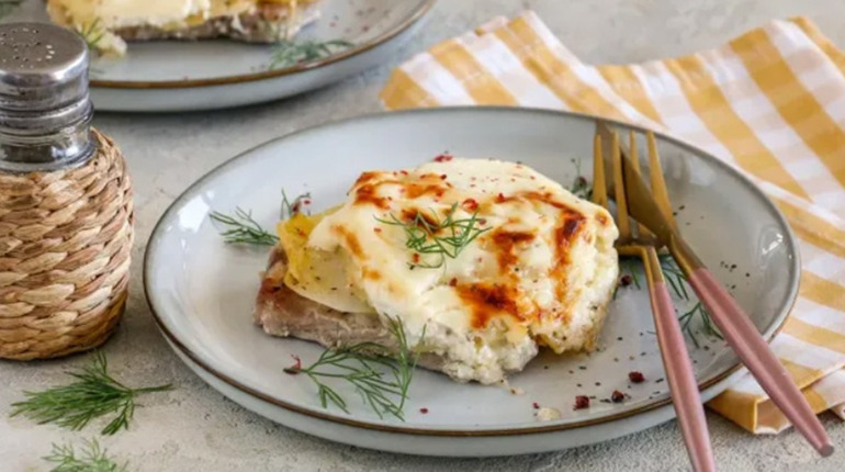 Як приготувати м’ясо по-французьки з ананасами: покроковий рецепт