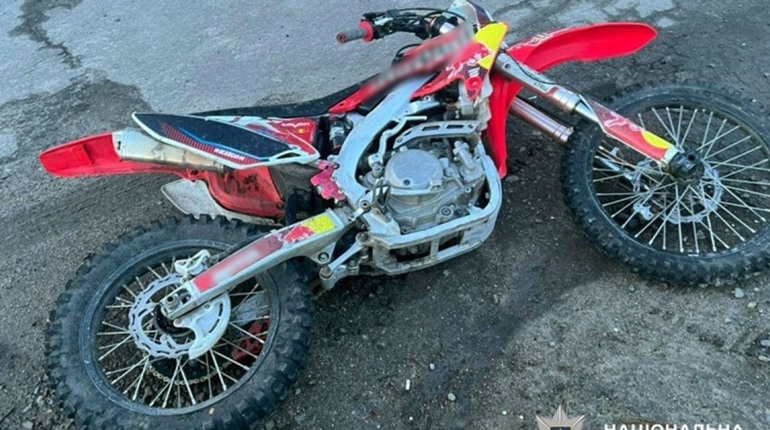 У Гадячі мотоцикл вилетів з дороги та врізався в опору: загинув водій