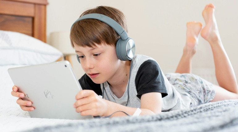 Безпека дітей онлайн: чи готова Україна до обмежень соціальних мереж