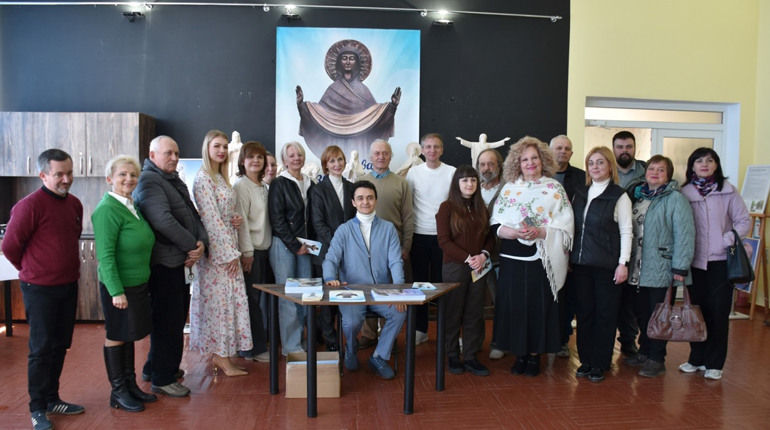 25 скульптур і 20 фоторобіт: у Старокостянтинові відкрили виставку «Молитва за Україну»