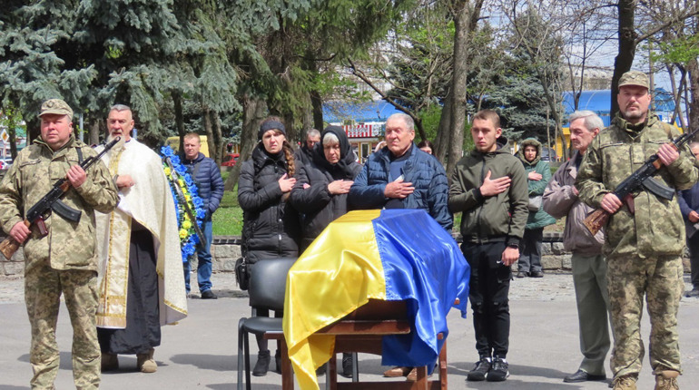 На щиті повернувся додому: у Золотоноші попрощалися із Захисником Євгеном Лимарем (ВІДЕО)