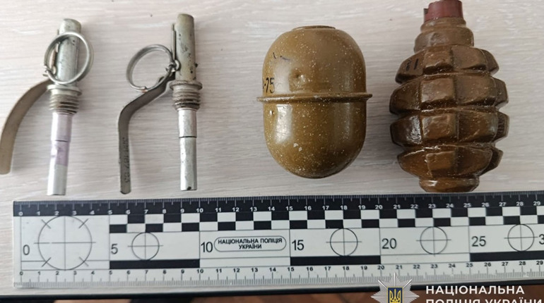 На Кременеччині у чоловіка поліцейські вилучили гранати на набої