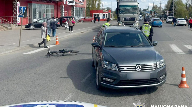 У Старокостянтинові легковик збив велосипедистку: жінку госпіталізували