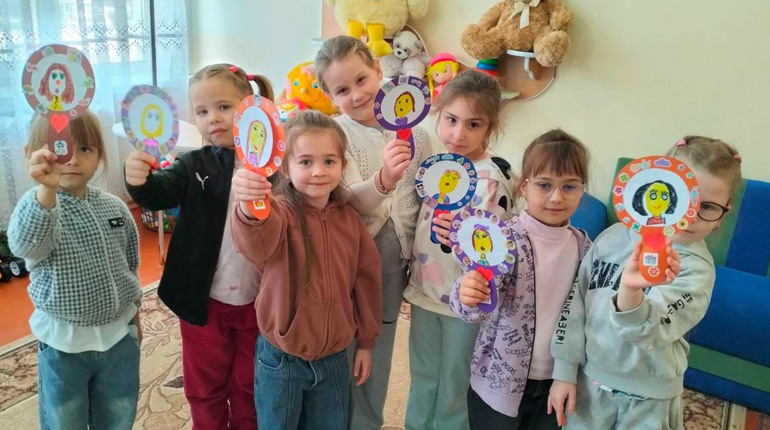 У первомайській «Ластівці» до Дня матері створили виставку портретів і записали відеопривітання