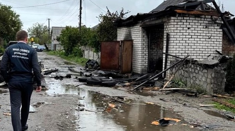 Внаслідок атаки дронів на Полтавщину у Кременчуці пошкоджені авто та складські приміщення