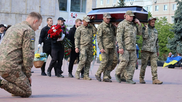 Волонтер, який став воїном: південноукраїнці попрощалися з Тимуром Колокольніковим