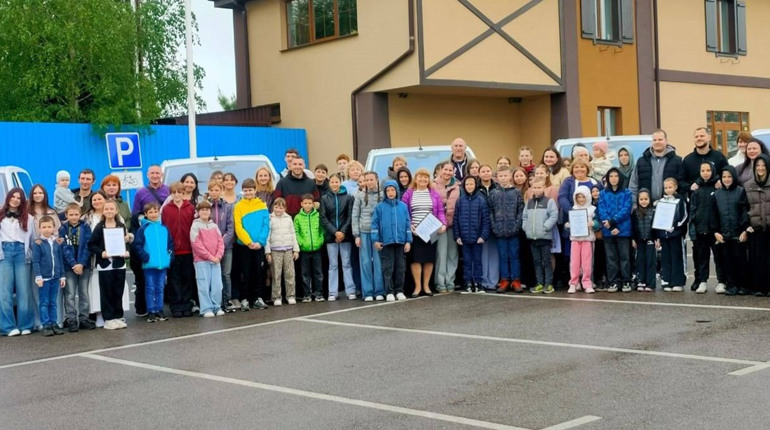 Два дитячі будинки сімейного типу у Фастівській громаді отримали нові автомобілі