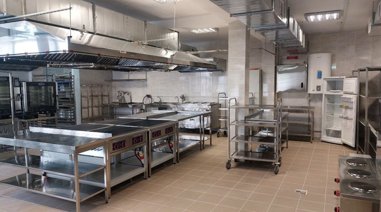 Чому в ліцеях №2 та №3 у Південноукраїнську вже рік не працюють харчоблоки та коли їх запустять