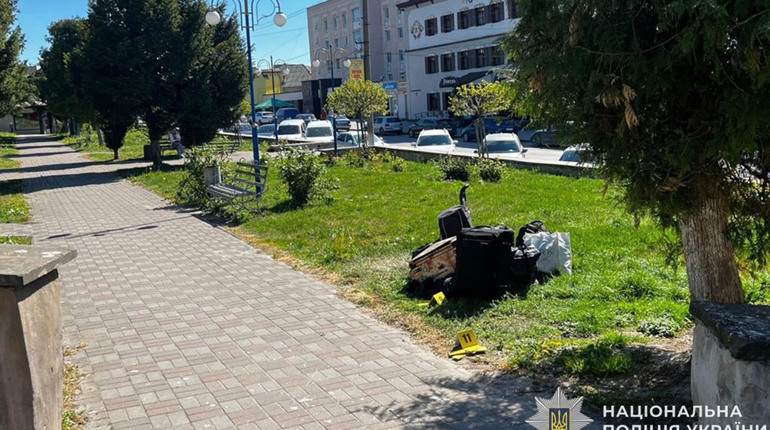 На Кременеччині чоловік посеред вулиці наніс ножові поранення жінці