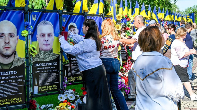 Знак відповідальності, подяки та зв’язку: у Кагарлику на Алеї Слави пов’язали вишиті стрічки пам’яті