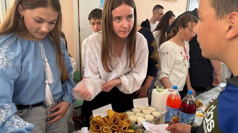 У Кінецьпільській гімназії на День вишиванки зібрали понад 24 тисячі гривень для військових