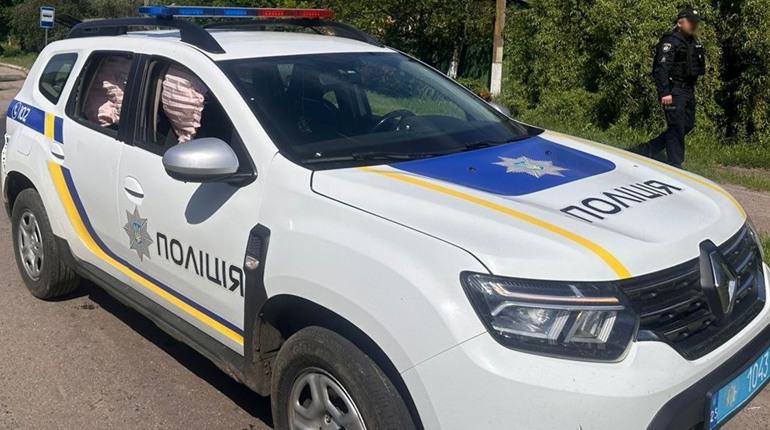 У Новгороді-Сіверському ворожий безпілотник поцілив у машину поліції під час патрулювання