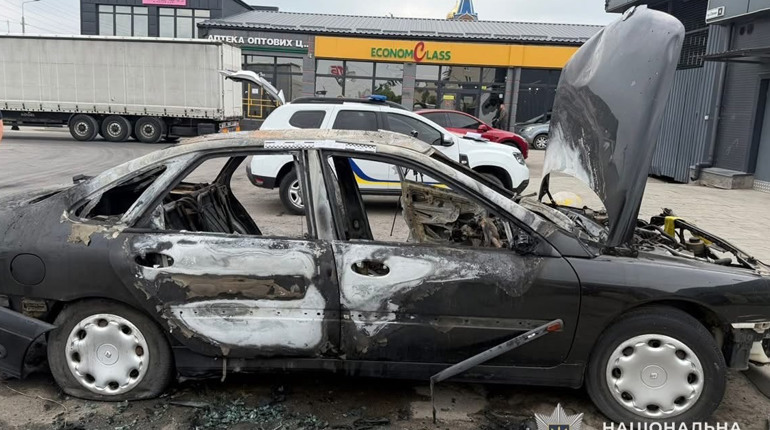 У Кременці пʼяний підліток спалив покинуте авто
