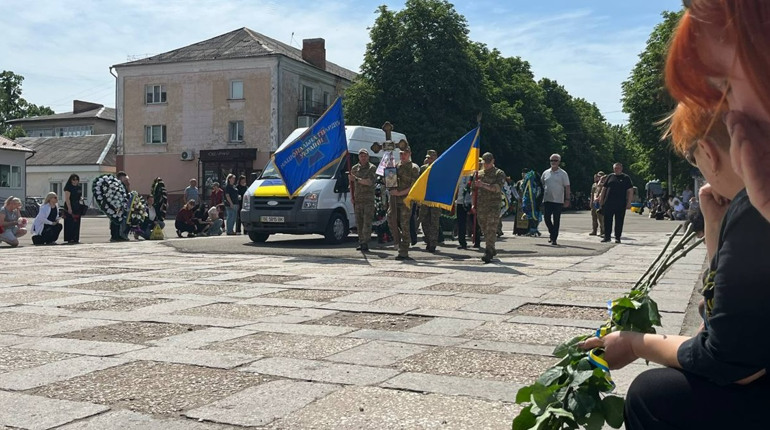 Живим коридором пошани: громада Первомайська попрощалася з Ігорем Хмелем