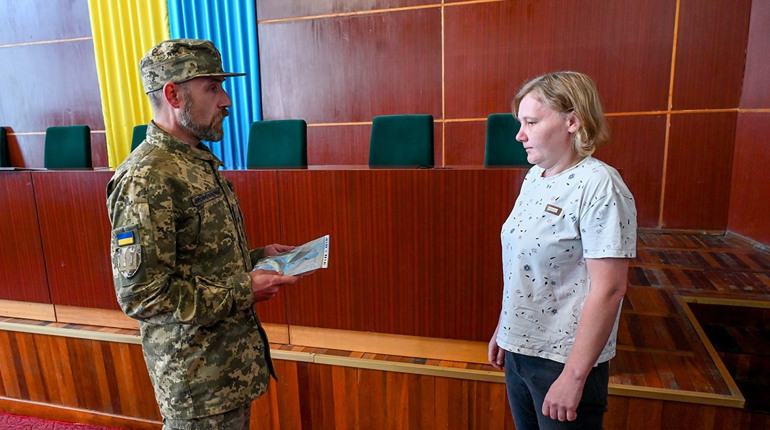 Відзнака міністра оборони: нагороду Захисника Артема Сатиренка передали його дружині