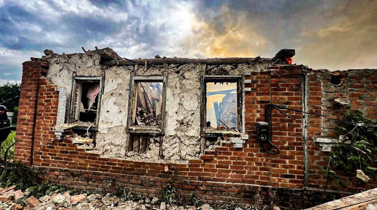 Великобурлуцька громада: російські війська знову завдали удару по житловому сектору
