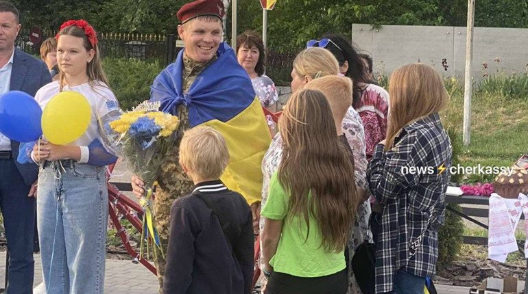 Він мав статус «зниклий безвісти», але першим зняв свій портрет на Алеї надії