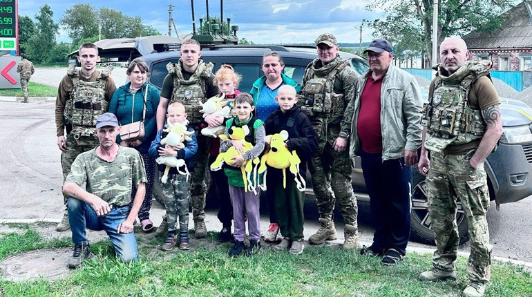 Евакуація з Великобурлуцької громади: «Білі янголи» вивезли 8 мирних жителів