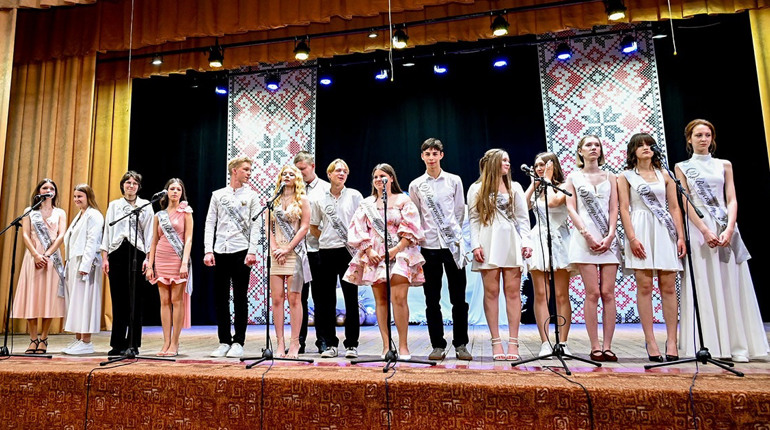 Квіти, нагороди й прощання зі школою: як у Кагарлику святкували Останній дзвоник