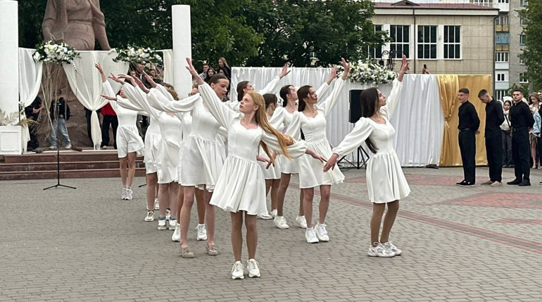 Бал випускників на площі Звягеля