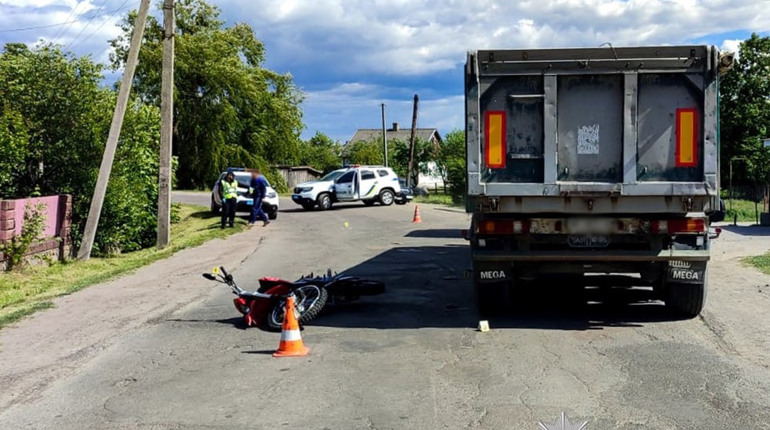 Зіткнулися з вантажівкою: на Рокитнівщині загинув 18-річний мотоцикліст, пасажира госпіталізували