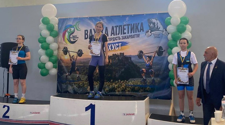 Юні важкоатлетки з Ржищівської громади здобули нагороди на Чемпіонаті України
