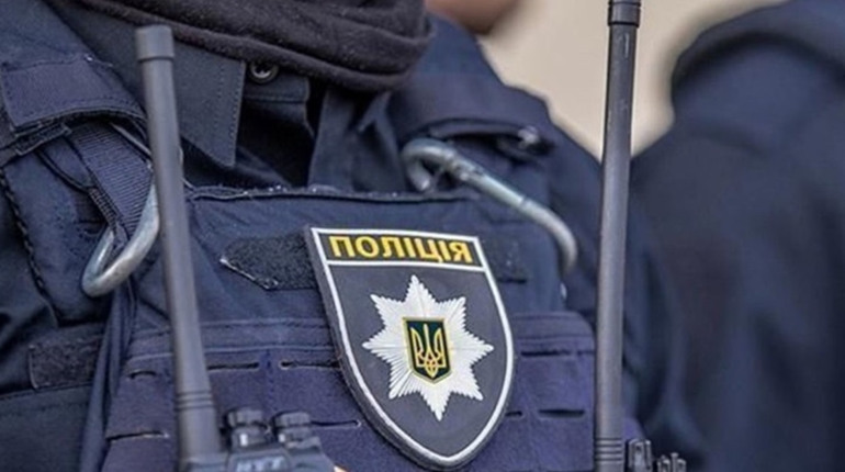 У Переяславі нетверезий чоловік не міг дістатися дому, поліцейські доправили і передали його дружині