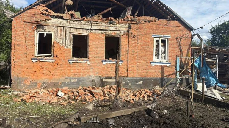 Російські війська продовжують обстрілювати Великобурлуцьку громаду: пошкоджено житлові будинки