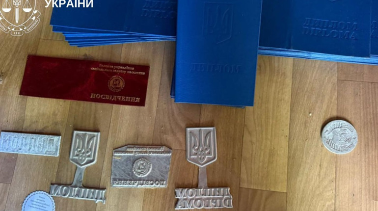 Підроблені паспорти, дипломи та посвідчення: на Київщині ліквідували злочинну мережу