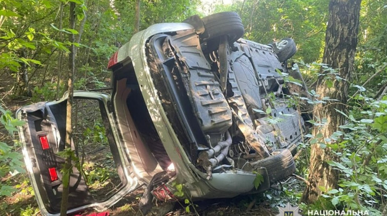 Перекинутий Volkswagen під Деньгами: четверо пасажирів у лікарні після ДТП