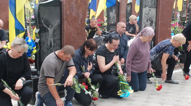 Йому назавжди 46: Шосткинська громада попрощалася з командиром відділення БПЛА