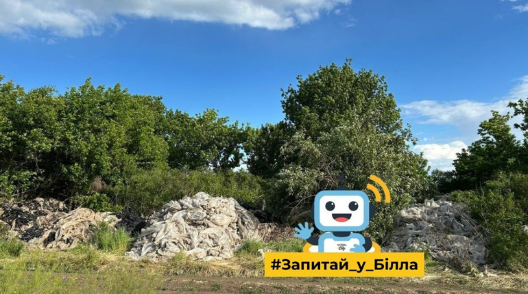 У Біляївці біля полів виявили купи аграрної плівки: фермер пояснив, чому її не прибрали