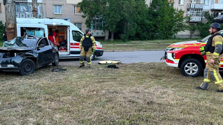 У Херсоні легковик врізався в електроопору: загинула жінка, серед травмованих — дитина