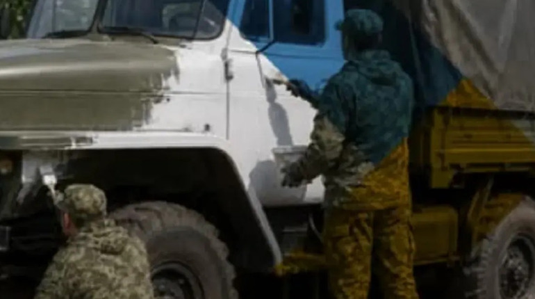Окупанти під Генічеськом масово перефарбовують військову техніку у цивільні кольори — “Атеш”