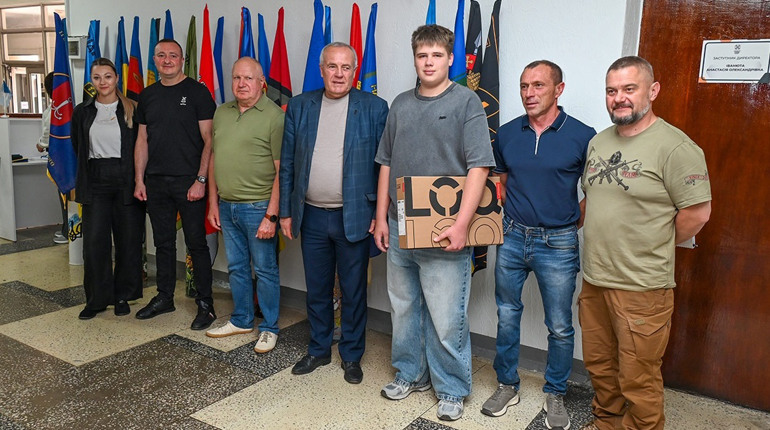 Для нових розробок на користь ЗСУ: Ярославу Радому передали сучасний ноутбук