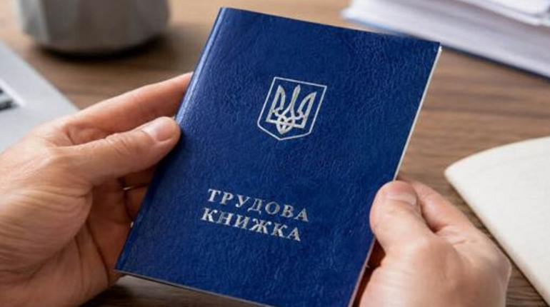 Робота за кордоном і пенсія в Україні: у ПФУ пояснили, як зараховується іноземний стаж