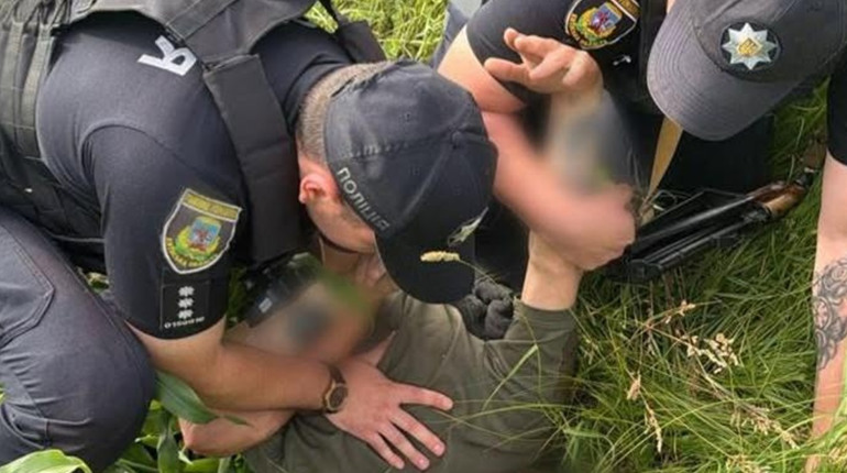 Перерізав горло 17-річній дівчині через образу: на Фастівщині затримали підозрюваного у вбивстві
