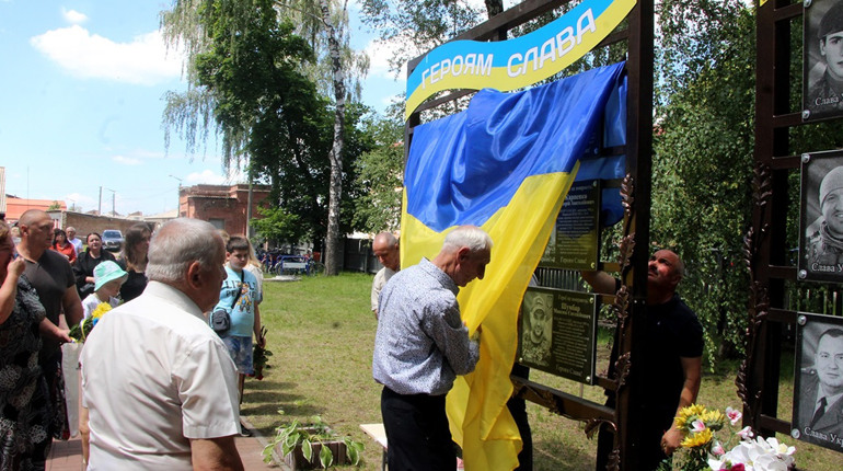 Ще одна стела Пам'яті в гімназії № 10 . Світла пам'ять нашим Захисникам!