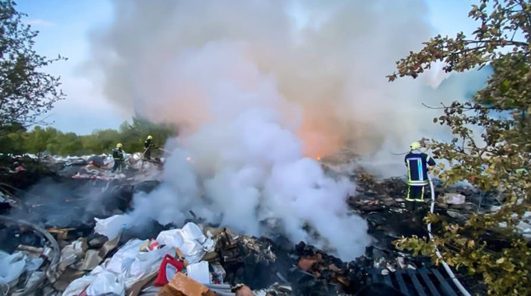 На Кременеччині рятувальники ліквідували пожежу на сміттєзвалищі