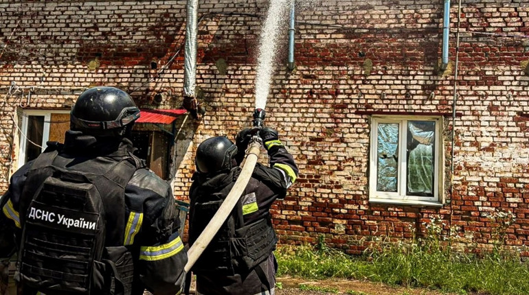 Ворог атакував Великий Бурлук безпілотниками: спалахнула масштабна пожежа