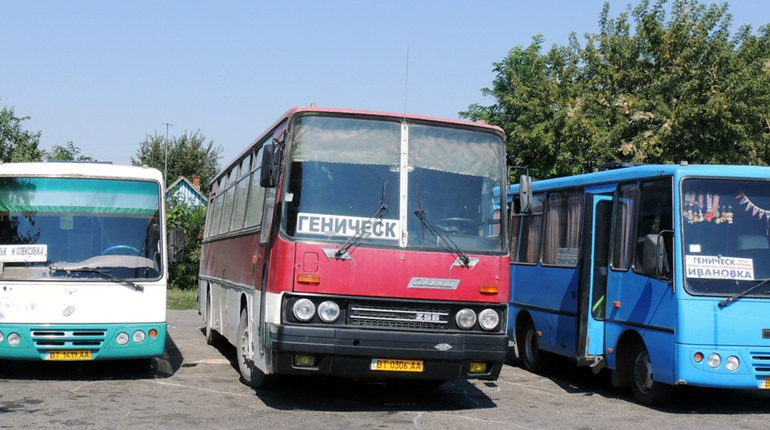 Між окупованою Херсонщиною та Кримом скасували п’ять автобусних рейсів через дефіцит палива