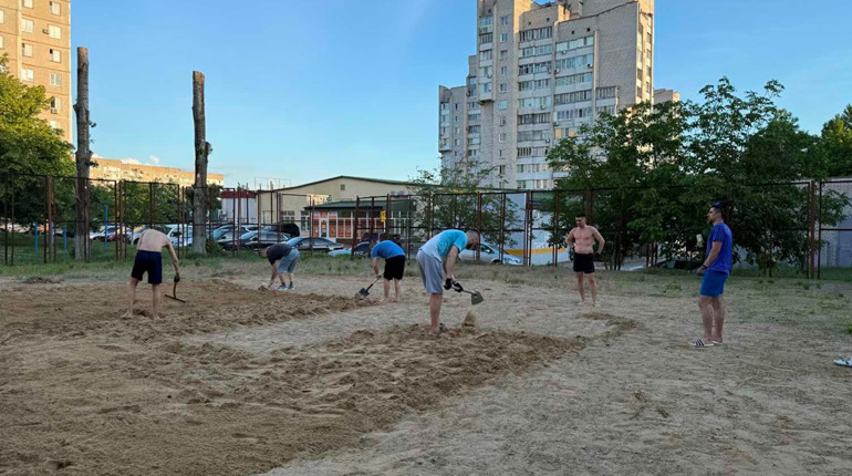 50 тонн піску власноруч: волейболісти Південноукраїнська відроджують занедбаний майданчик